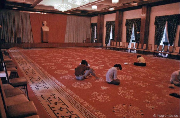 Thợ dệt thảm trong Dinh Thống Nhất, 1991.